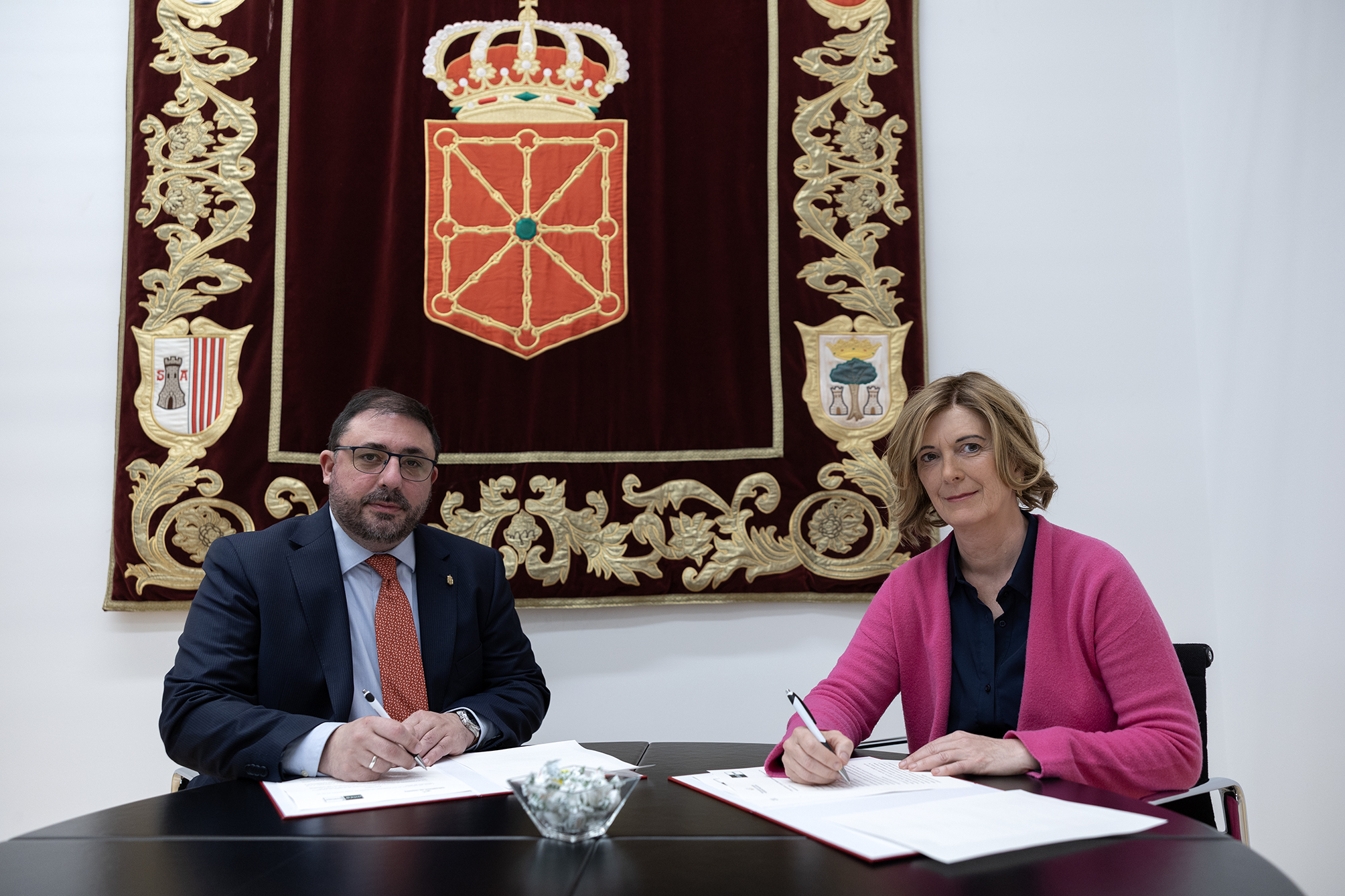 UNED Pamplona suscribe un Acuerdo Marco de colaboración con el Parlamento de Navarra